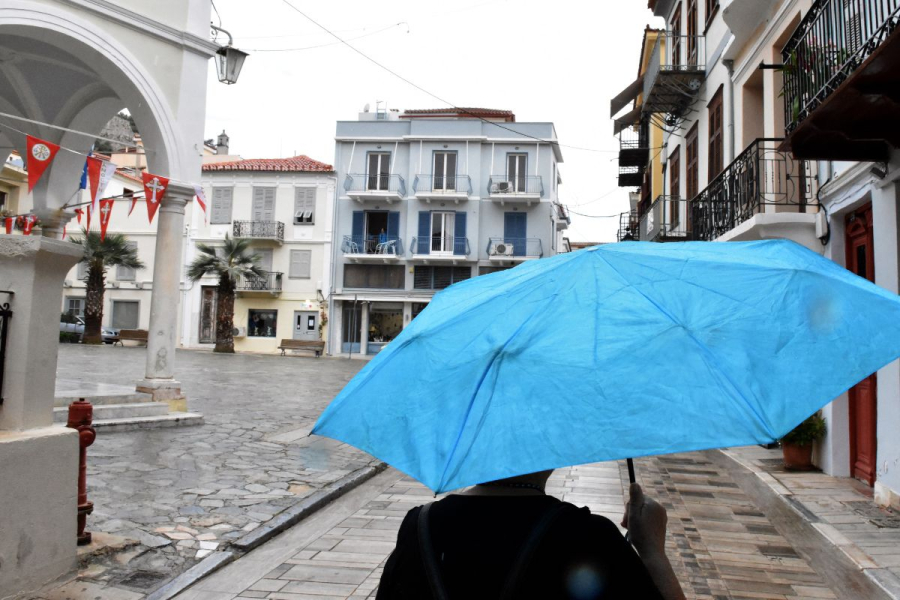 Τι θα γίνει με τον καιρό σήμερα στην Αθήνα: Οι ώρες με βροχές