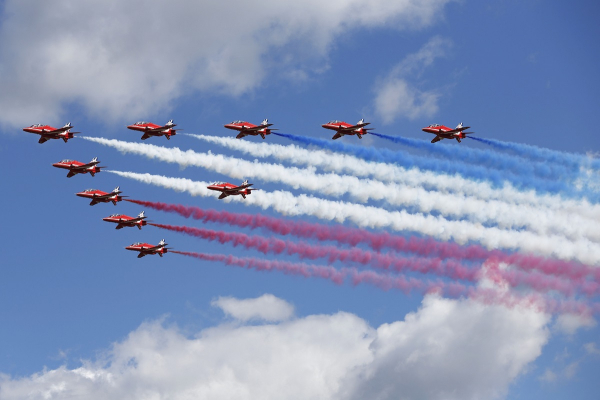 Τα διάσημα «Red Arrows» σε αεροπορική επίδειξη στο Φλοίσβο Παλαιού Φαλήρου το Σάββατο 18/05